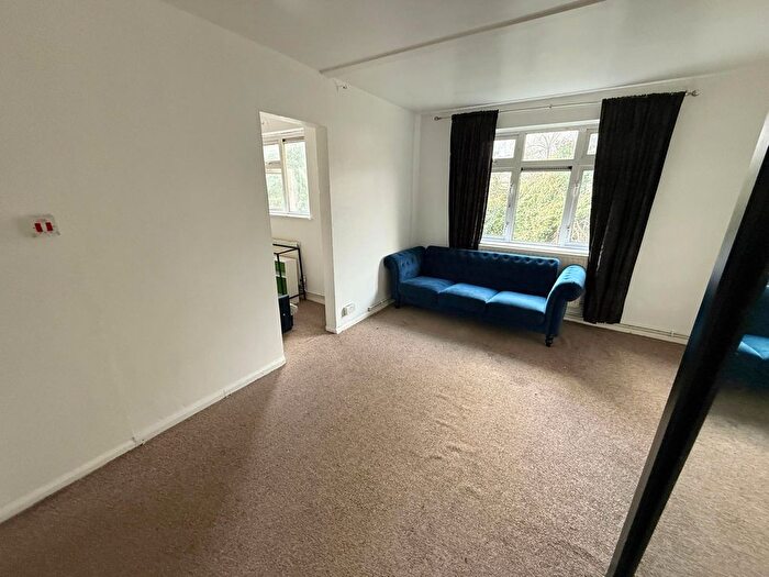 1 Bedroom Flat To Rent In Theydon Grove, Woodford Green, IG8