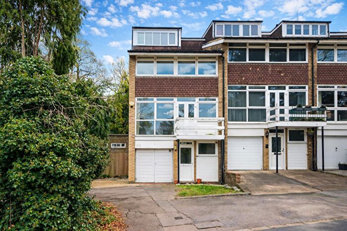 4 Bedroom Town House For Sale In Roxeth Hill, Harrow, HA2