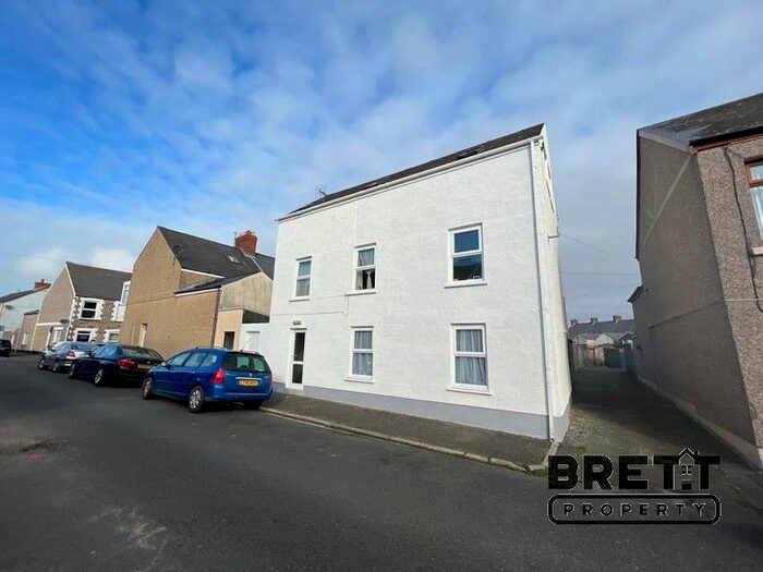 1 Bedroom Flat To Rent In Flat C Brooke House, Brooke Avenue, Milford Haven, SA73