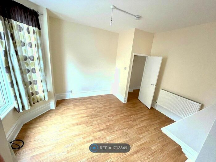 1 Bedroom Flat To Rent In Purbeck Road, Chatham, ME4
