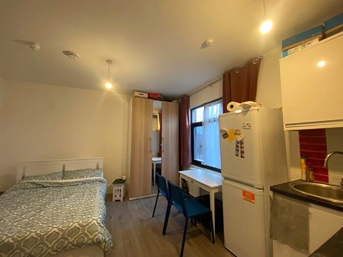 Studio To Rent In North Circular Road, Palmers Green, N13
