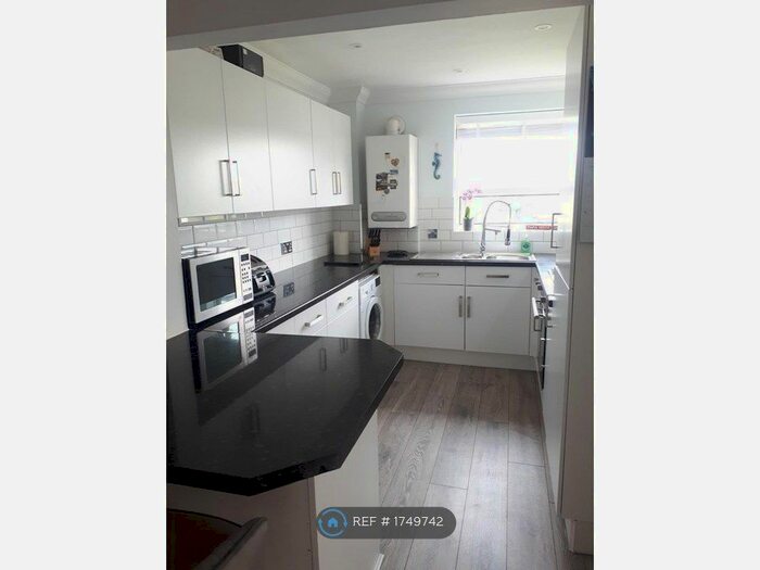 2 Bedroom Flat To Rent In The Bluff, Bournemouth, BH10