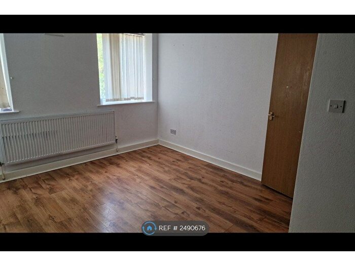 2 Bedroom Flat To Rent In Redmires Court, Salford, M5