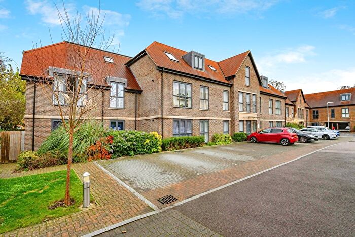 2 Bedroom Flat For Sale In Frances Drive, Dunstable, Bedfordshire, LU6