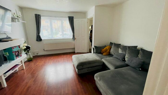3 Bedroom Semi-Detached House To Rent In Daintry Close, Harrow, HA3