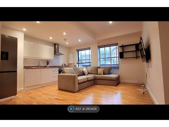 2 Bedroom Flat To Rent In Whyteleafe Hill, Whyteleafe, CR3