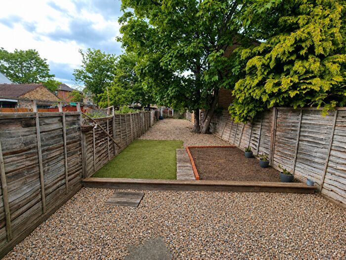 2 Bedroom Flat For Sale In Church Road, London, Mitcham, Greater London, CR4