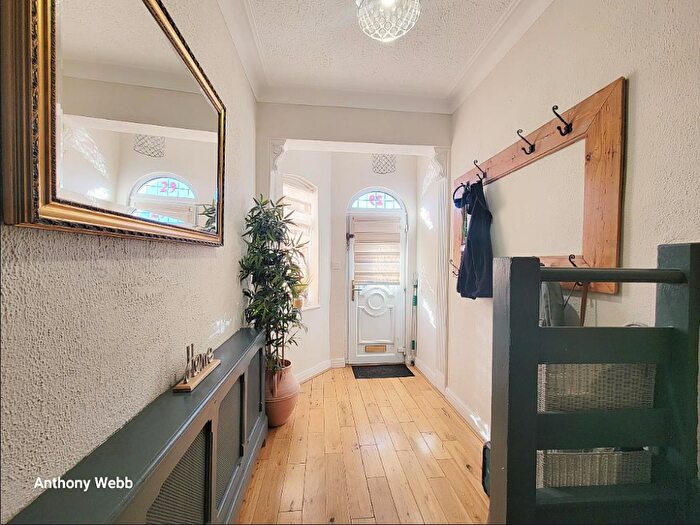 3 Bedroom End Of Terrace House For Sale In Connaught Gardens, Palmers Green, N13