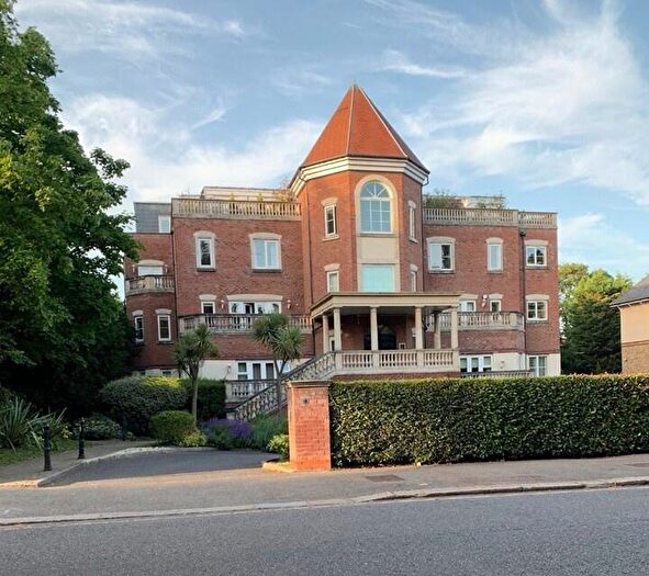 3 Bedroom Flat To Rent In Village Road, London, EN1