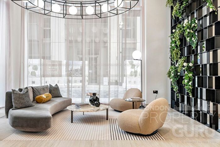 3 Bedroom Flat To Rent In White City Living, London, W12