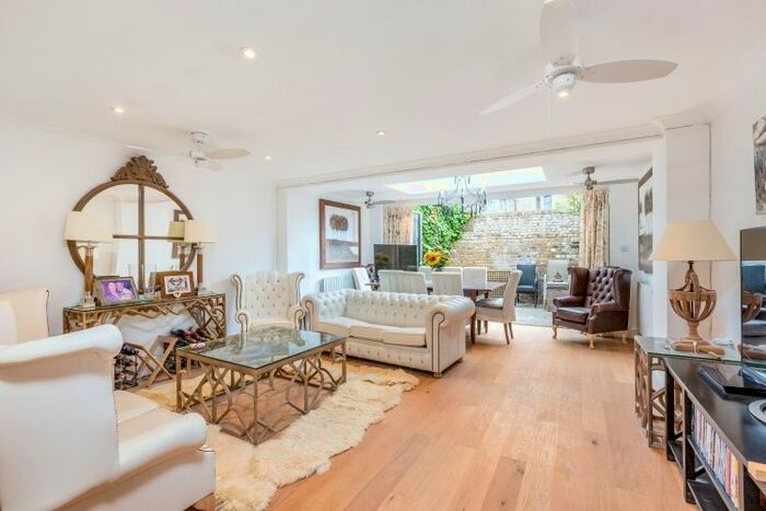 4 Bedroom Flat To Rent In Palace Mews, London, SW6