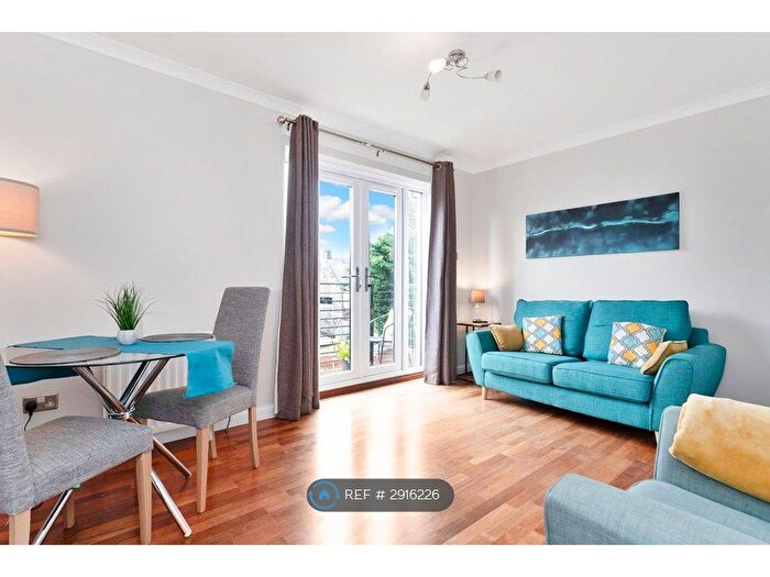 2 Bedroom Flat To Rent In Allan Court, Grangemouth, FK3