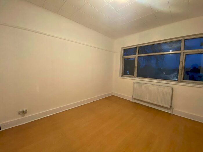 2 Bedroom Flat To Rent In The Broadway, Southall, Greater London UB1