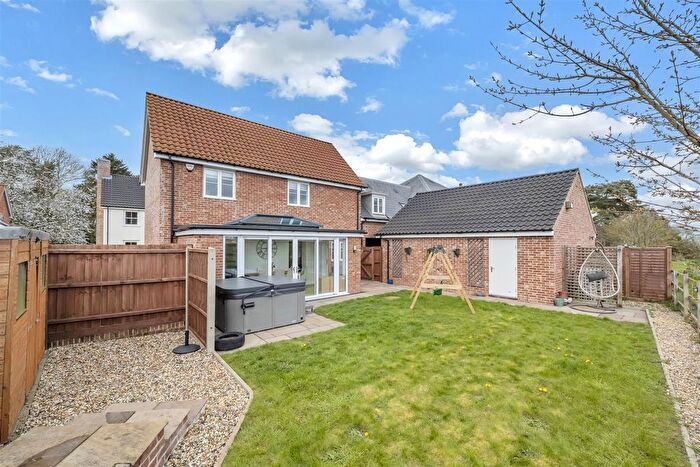 4 Bedroom Link Detached House For Sale In Pamment Close, Tostock, IP30