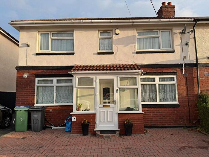 3 Bedroom Semi Detached House To Rent In Holland Avenue, Oldbury, West Midlands, B68