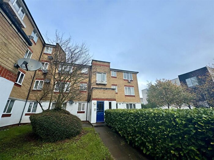 2 Bedroom Flat To Rent In Dadswood, Harlow, Essex, CM20