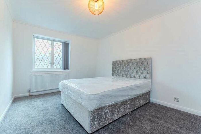 Apartment To Rent In Brighton Road, Hooley, Coulsdon, Surrey, CR5