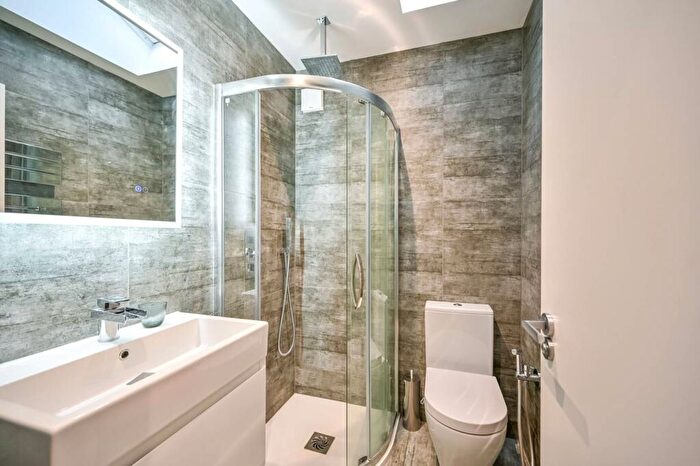 2 Bedroom Flat To Rent In Traps Lane, New Malden, KT3