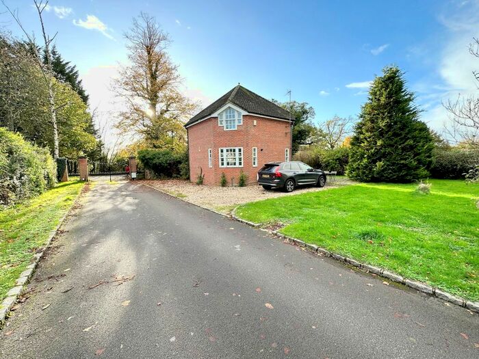 2 Bedroom Detached House To Rent In Sandford Lane, Hurst, Reading, RG10