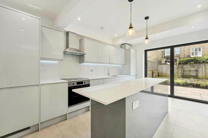 2 Bedroom Flat To Rent In Hambalt Road, London, SW4
