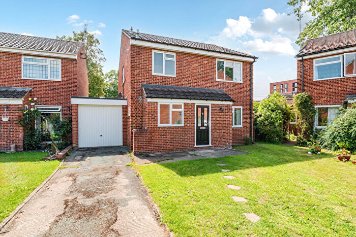 4 Bedroom Detached House For Sale In Highfield Close, West Byfleet, KT14