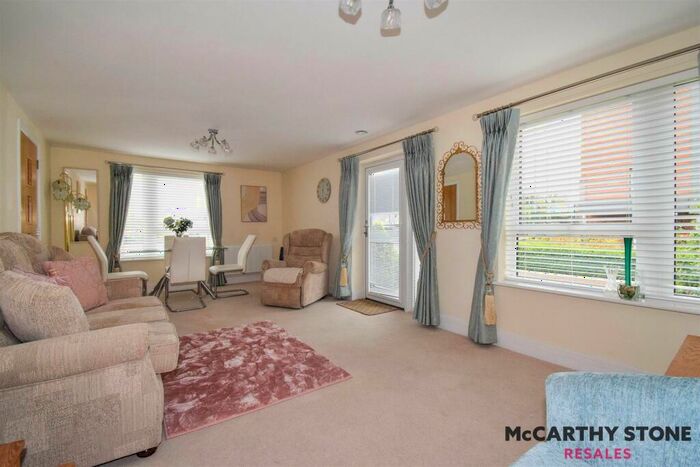 2 Bedroom Apartment For Sale In Glenhills Court, Little Glen Road, Glen Parva, Leicester, LE2