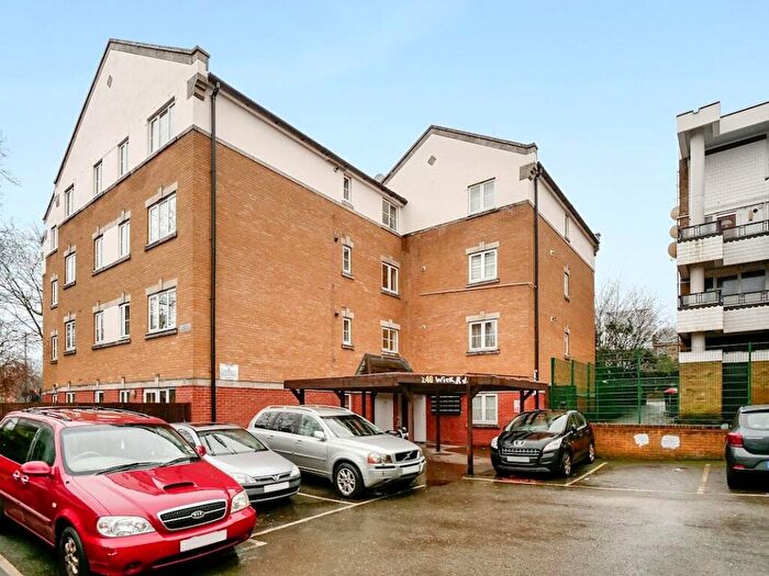 3 Bedroom Apartment To Rent In Wick Road, Homerton, London, E9