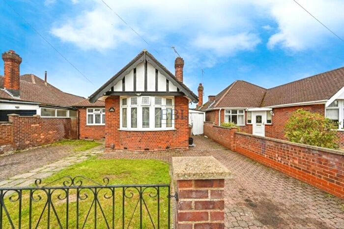 3 Bedroom Bungalow For Sale In Welbury Avenue, Luton, Bedfordshire, LU3