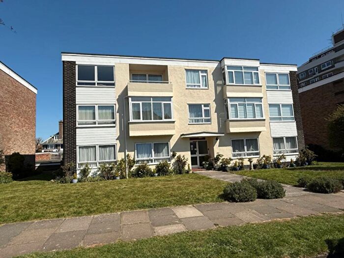 2 Bedroom Flat For Sale In Queens Road, Frinton-on-sea, CO13