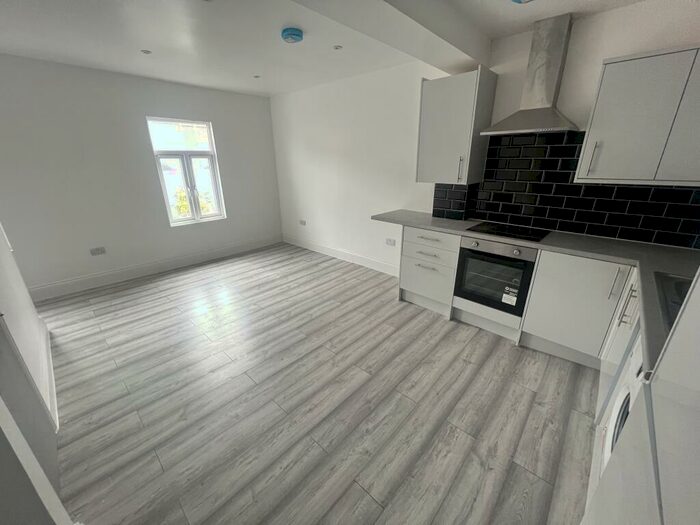 2 Bedroom Flat To Rent In Town Centre, SN1