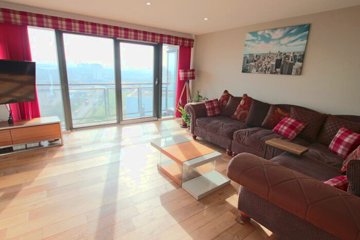 2 Bedroom Flat To Rent In Meadowside Quay Square, Glasgow Harbour, G11