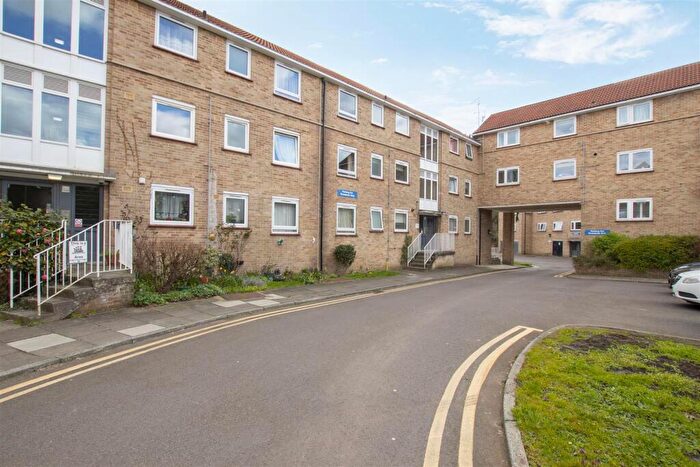2 Bedroom Flat To Rent In Links Side, Enfield, EN2