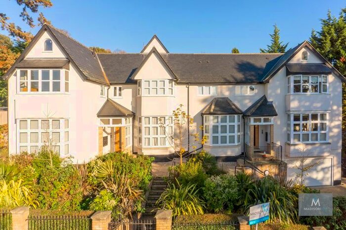 2 Bedroom Flat To Rent In Albion Hill, Loughton, IG10