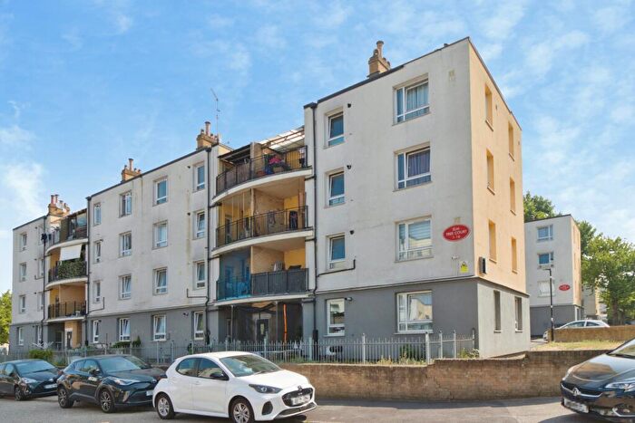 3 Bedroom Flat For Sale In Elm Tree Court, Fairlawn, London, SE7