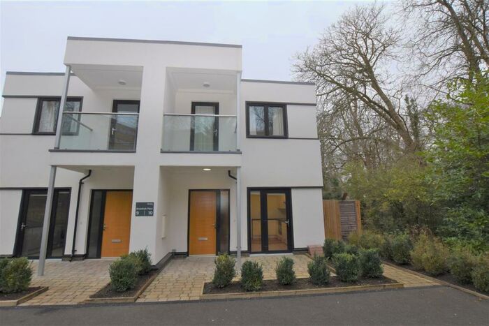 3 Bedroom Semi-Detached House To Rent In Broadoak Place, RG6