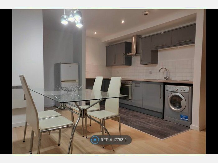 2 Bedroom Flat To Rent In Quay, Salford, M5