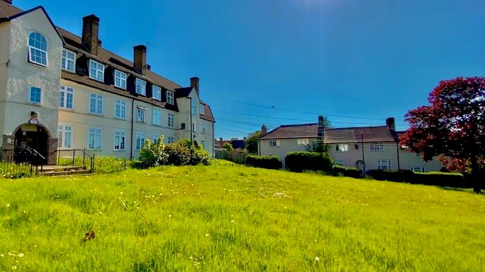 2 Bedroom Flat To Rent In Merlin Gardens, Bromley, Greater London, BR1