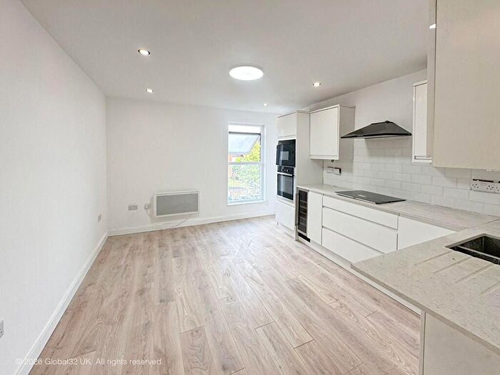 2 Bedroom Flat For Sale In Bourne Avenue, Hayes, UB3