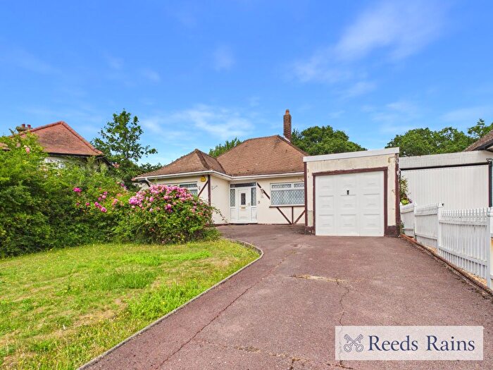 2 Bedroom Bungalow To Rent In The Mount, Romford, RM3
