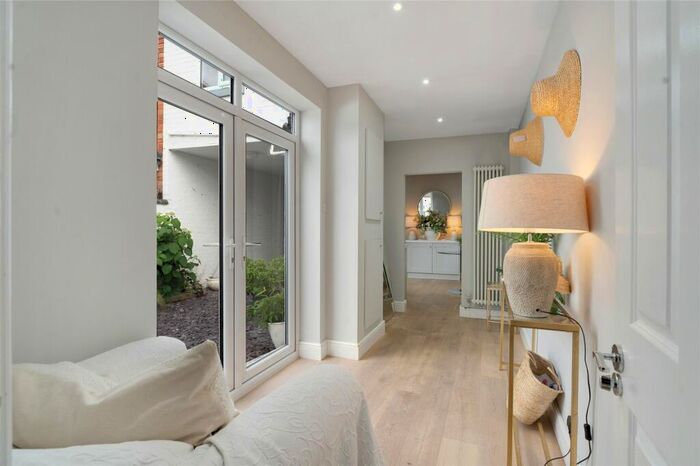3 Bedroom End Of Terrace House For Sale In Avenue Road Extension, Clarendon Park, Leicester, LE2