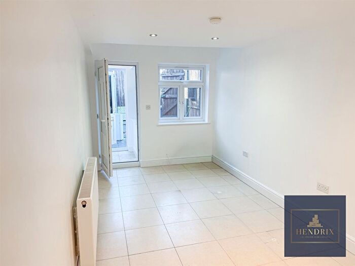 Studio To Rent In Yardley Lane, London, E4