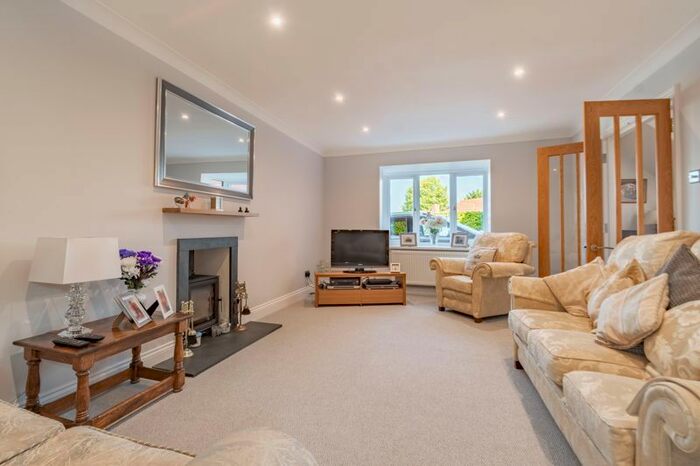 5 Bedroom Detached House For Sale In Brookfield Close, Hunt End, Redditch, B97
