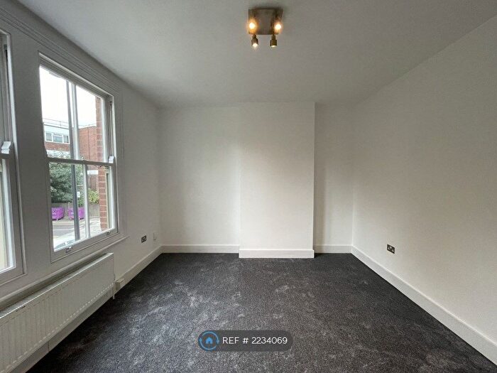 3 Bedroom Maisonette To Rent In Old Bethnal Green Road, London, E2