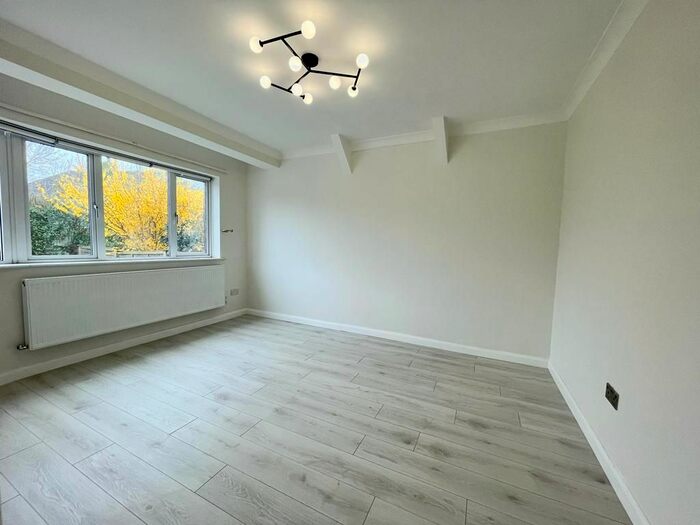 2 Bedroom Flat To Rent In Eldon Avenue, Borehamwood, WD6