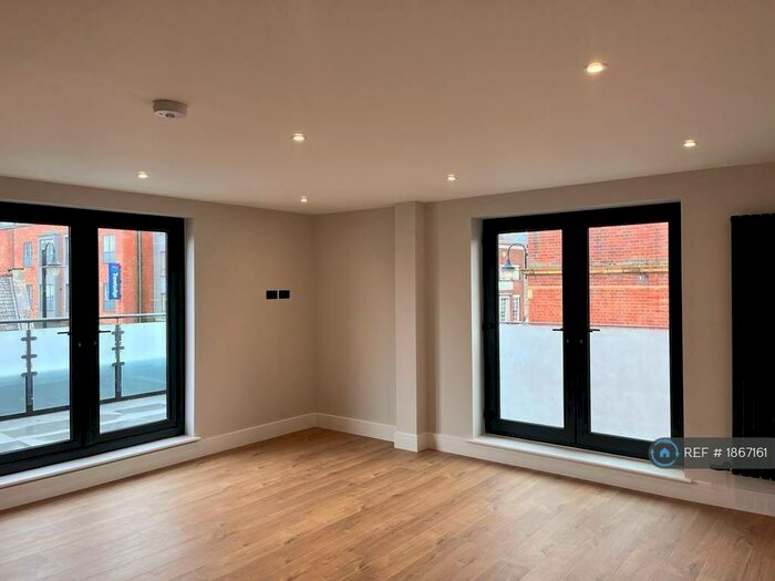 2 Bedroom Flat To Rent In Dallaway Gardens, East Grinstead, RH19