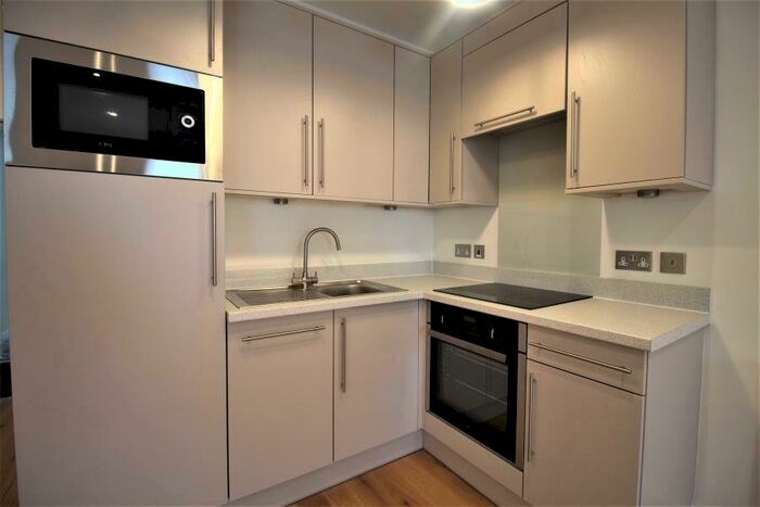 Apartment To Rent In Woking, GU21