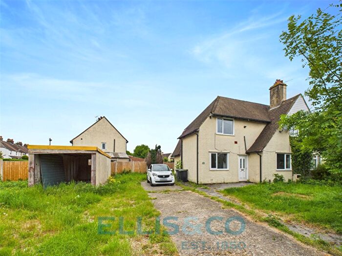 3 Bedroom Semi-Detached House To Rent In Barden Road, Tonbridge, Kent, TN9