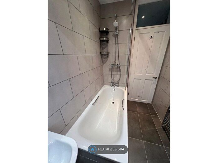 1 Bedroom Flat To Rent In Lyndhurst Court, London, E18