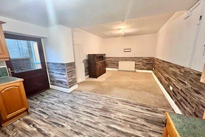 3 Bedroom Flat To Rent In Hanson Lane, Halifax, HX1