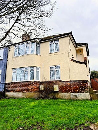 2 Bedroom Maisonette To Rent In Cedar Road, Rochester, ME2